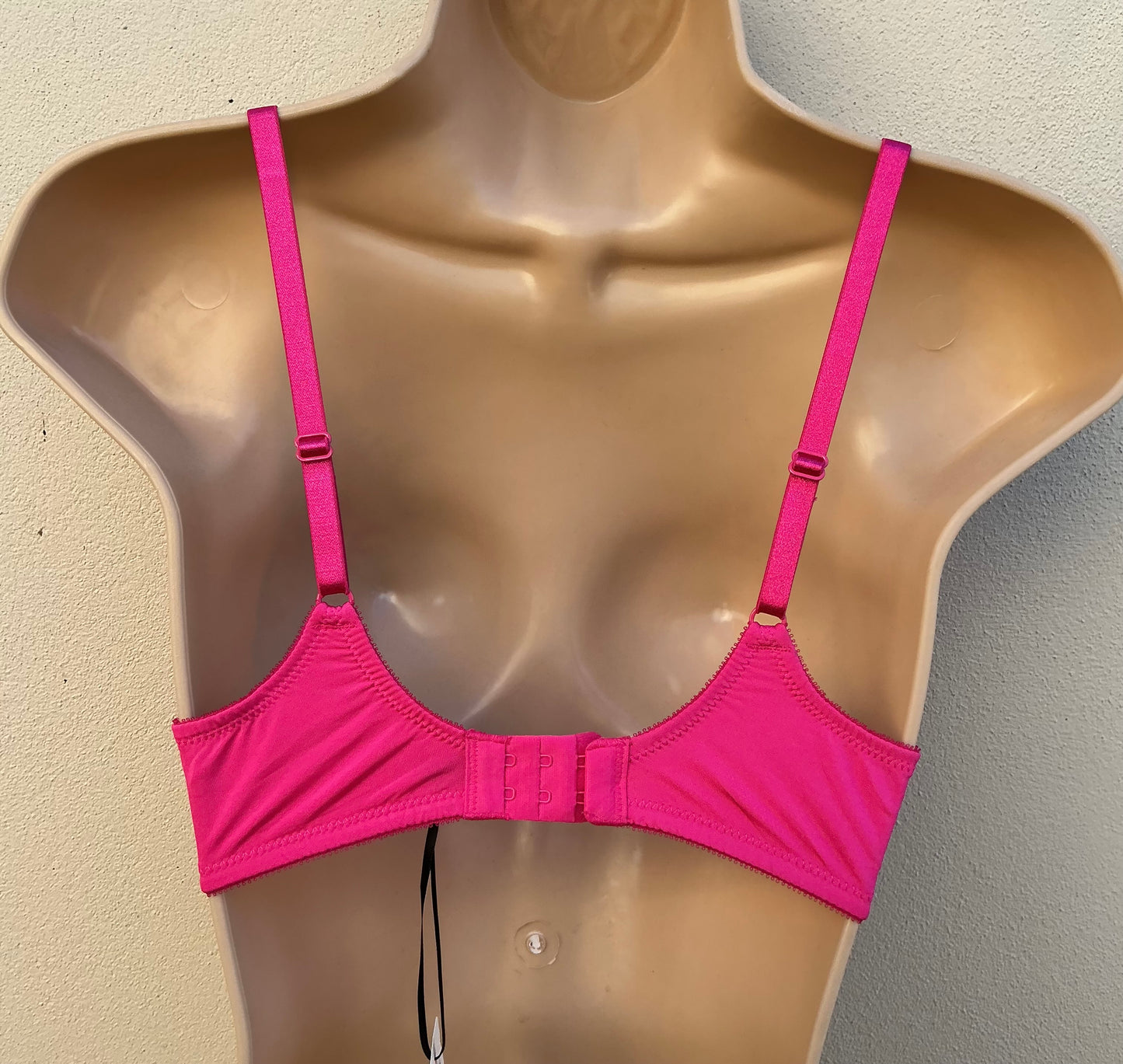 ‘Caroe’ high apex, non padded bra in fuschia