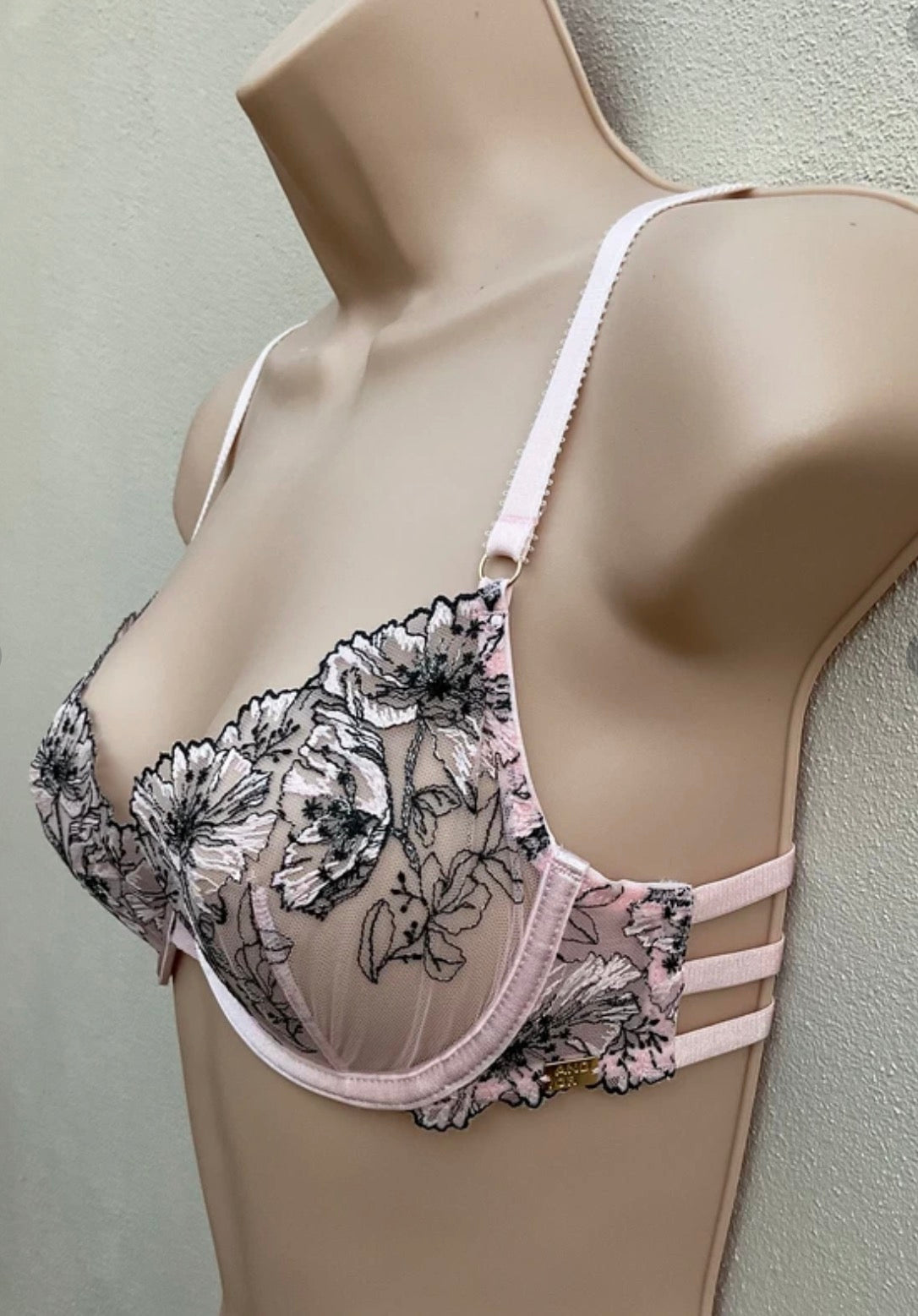 ‘Alexis Soft Bloom’ embroidered bra in soft pink/black 32D