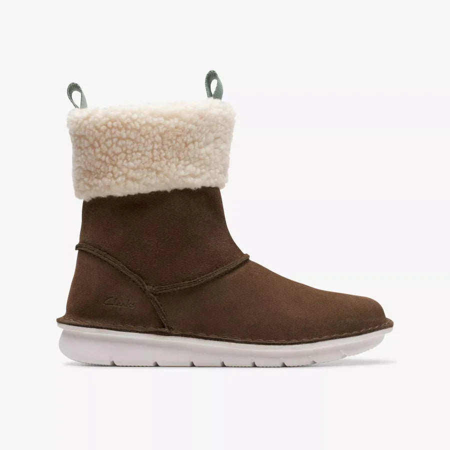 CLARKS ‘Banbrook warm’ in walnut suede size 8.5 (26)