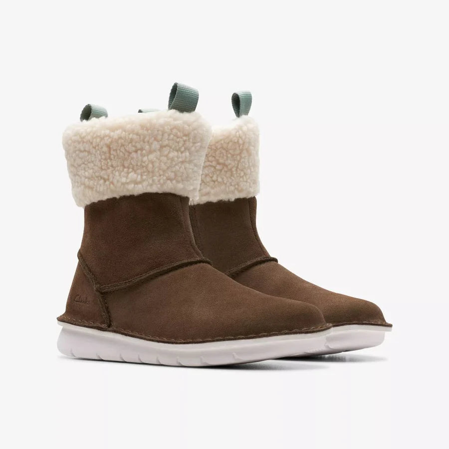 CLARKS ‘Banbrook warm’ in walnut suede size 8.5 (26)