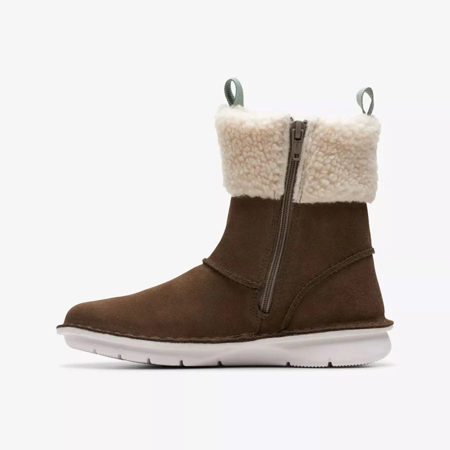 CLARKS ‘Banbrook warm’ in walnut suede size 8.5 (26)