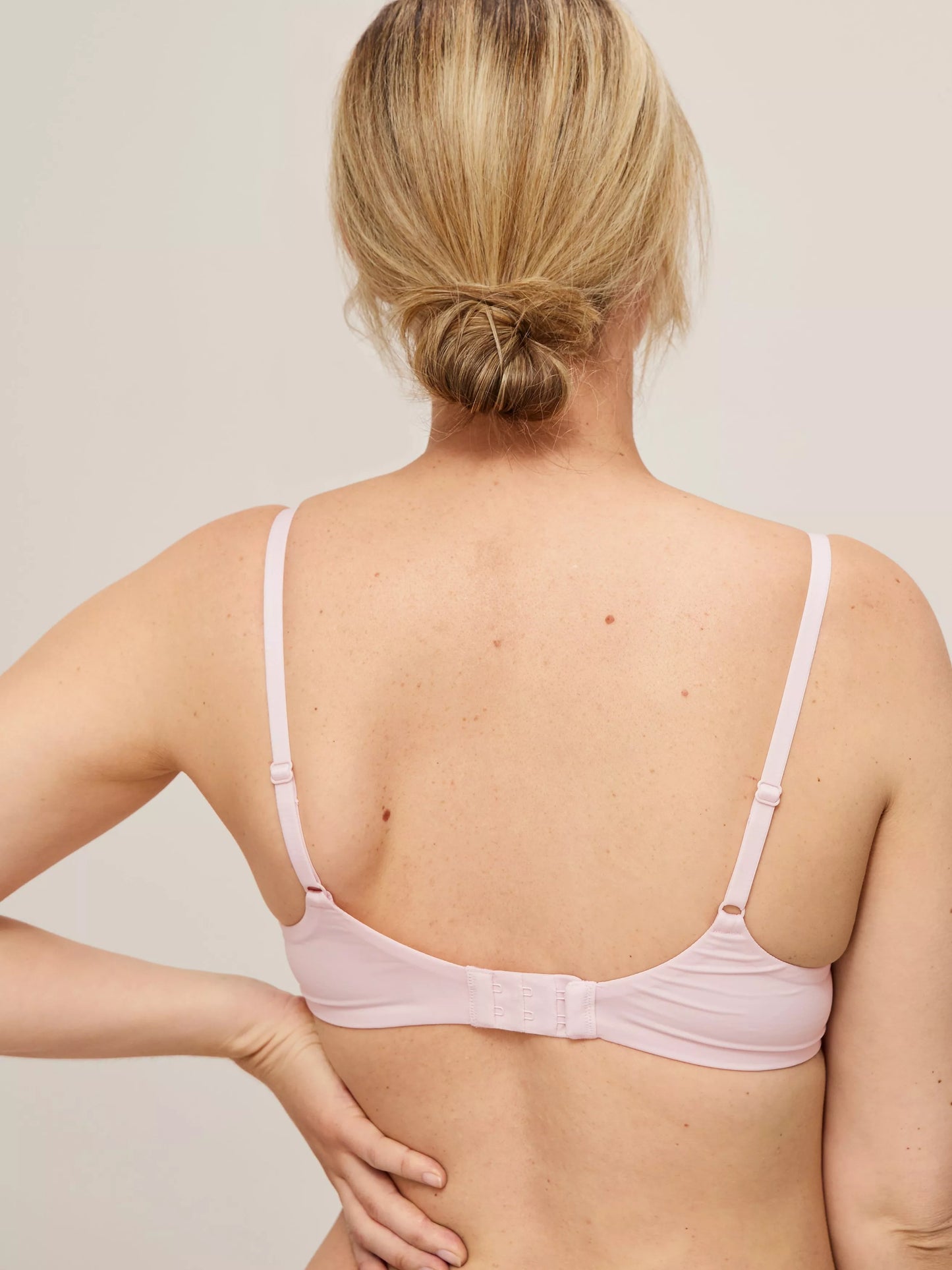 ‘Iona’ lace trimmed, underwired plunge bra in rose size 32E