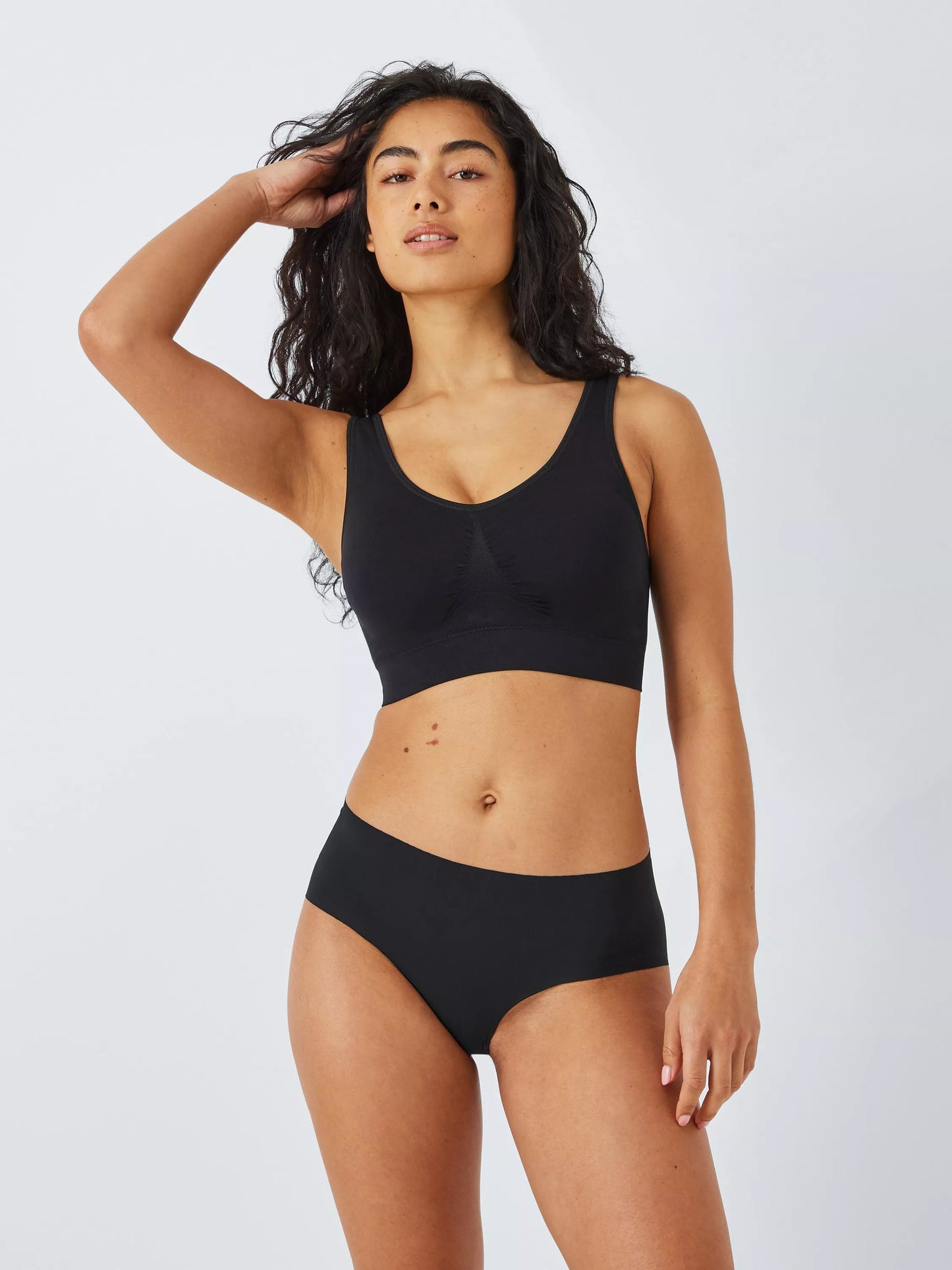 ‘Anya’ padded, seam free bra in black