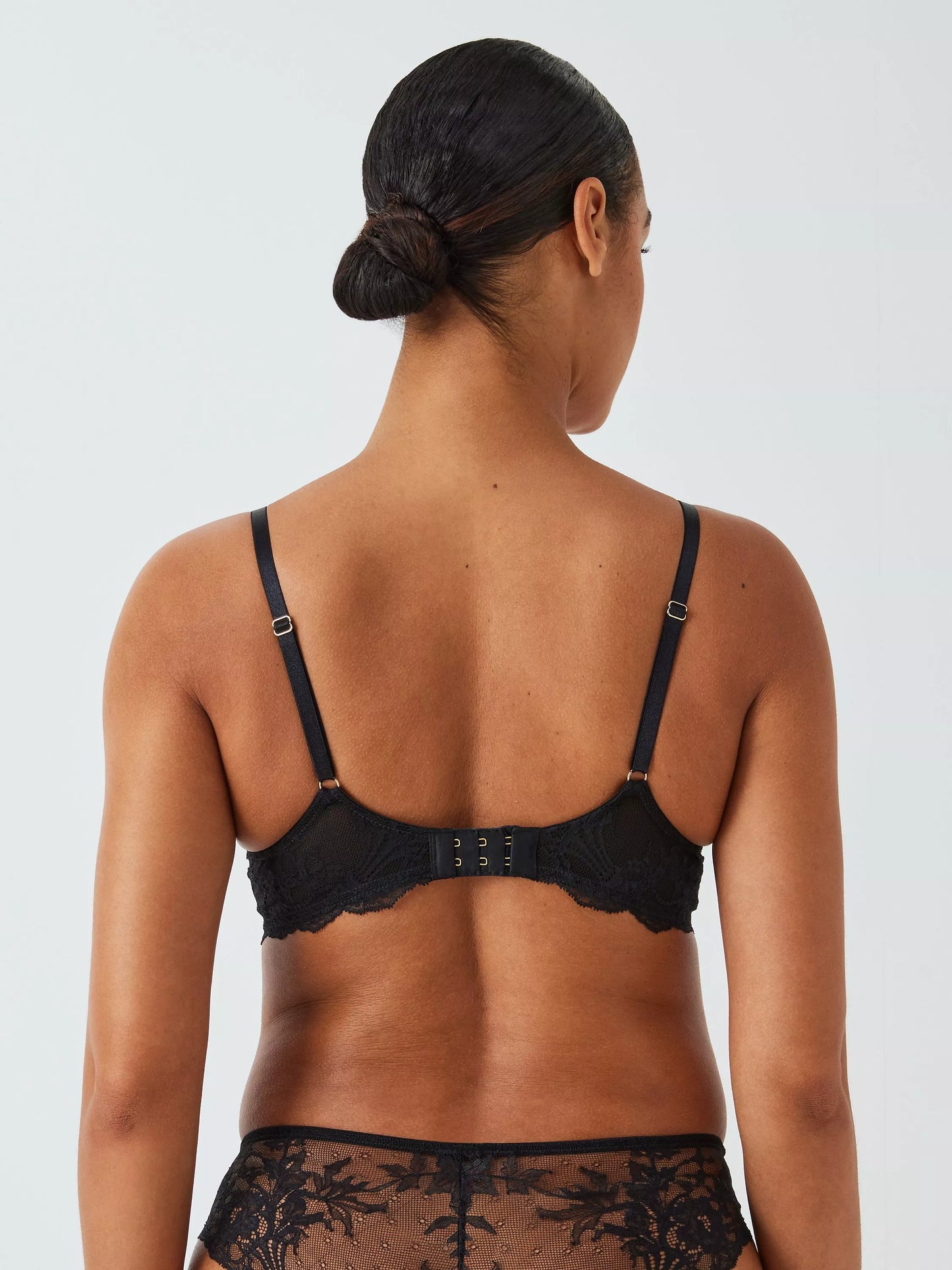 ‘Amaya’ spacer cup, plunge bra in black