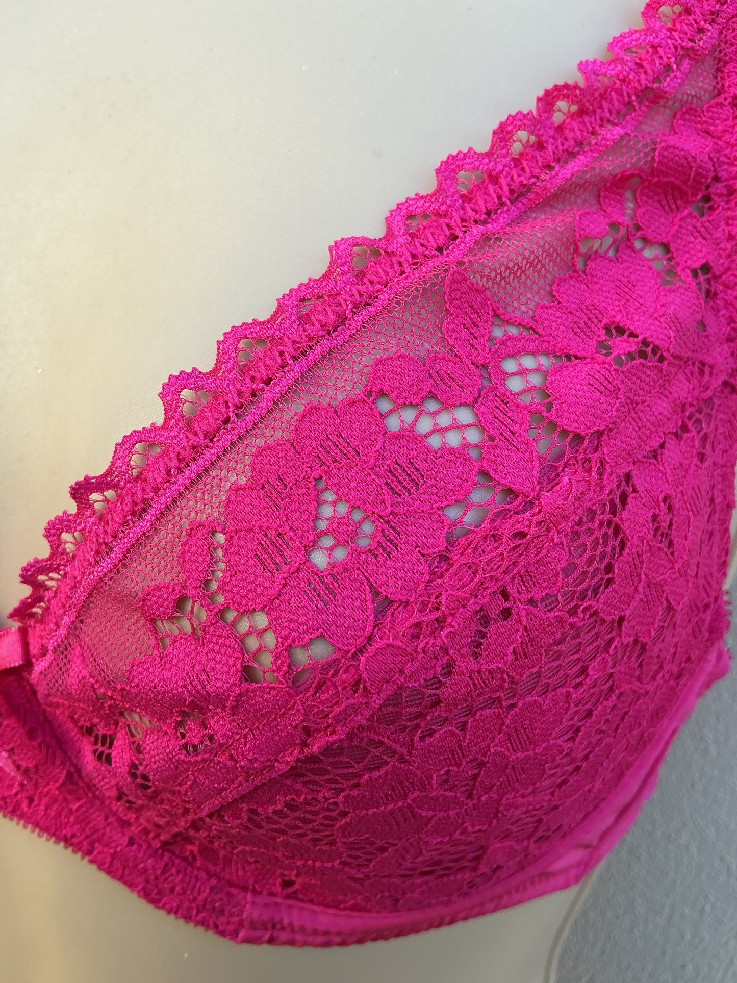 ‘Caroe’ high apex, non padded bra in fuschia