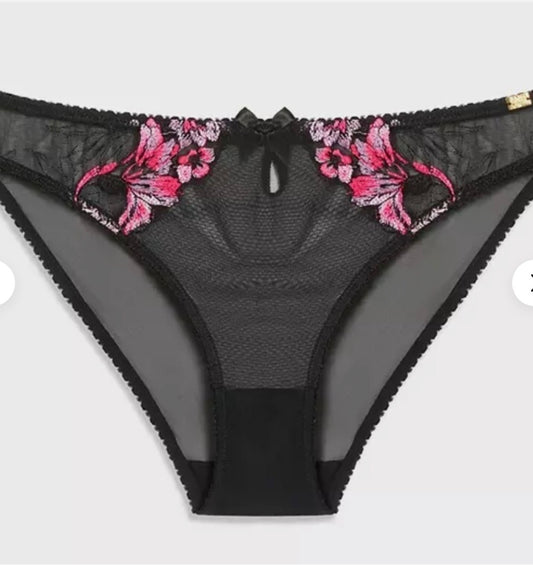 ‘Coralie’ briefs in black size 18